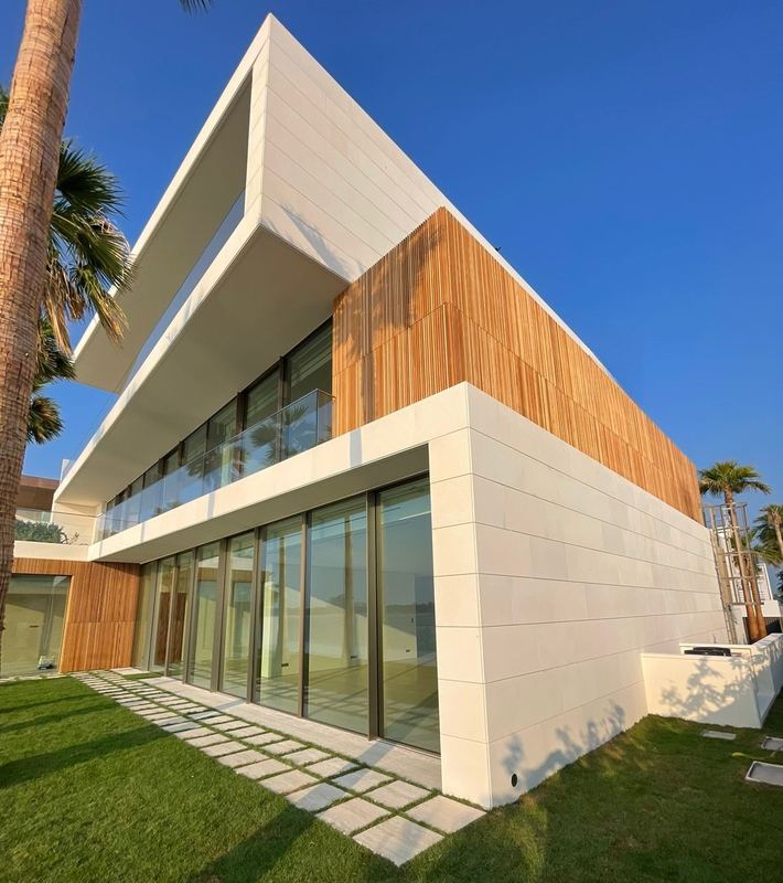 Meera Omeir, Villa